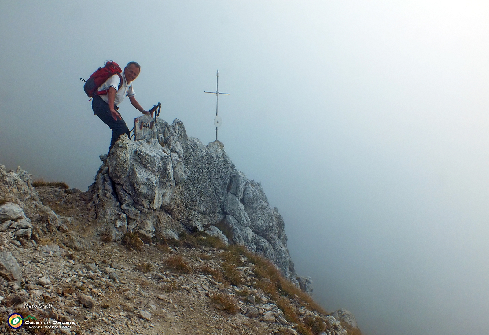 22  crocetta con vista in Cima Valmora (nella nebbia...)....JPG